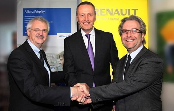 Michael Wagner, Jürgen Schumacher und Christophe Mittelberger (v.l.) besiegeln die Vereinbarung zwischen Renault und der Allianz. Foto: Allianz/Auto-Reporter.NEt